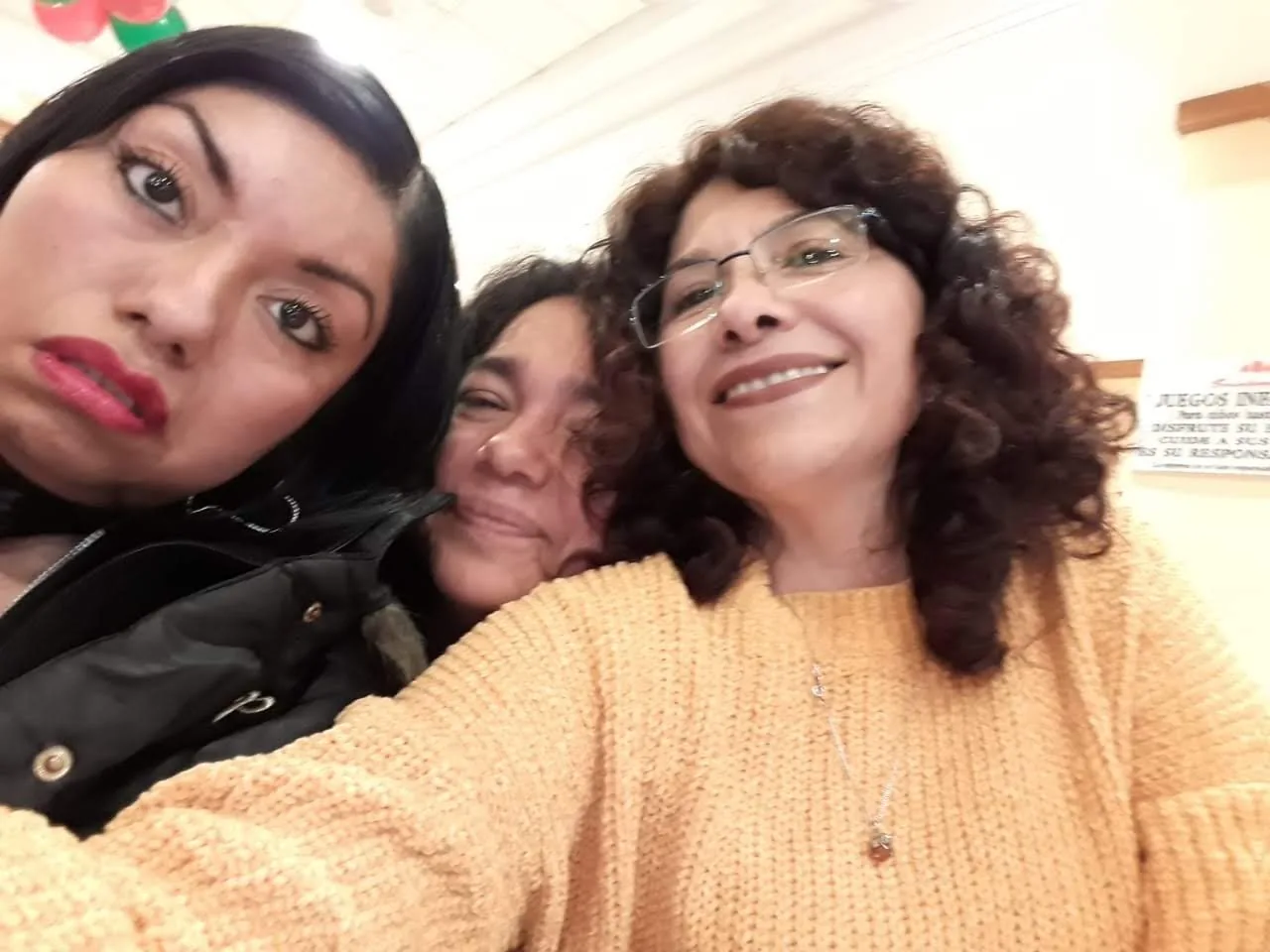 Selfie de tres integrantes de la fundación sonriendo.